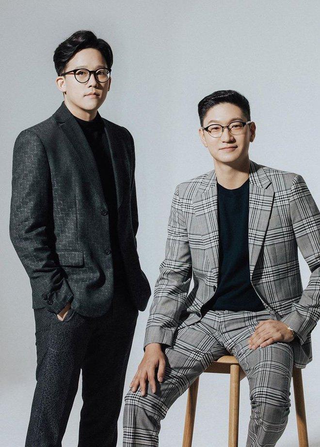 giám đốc Lee Seong Soo (bên trái)