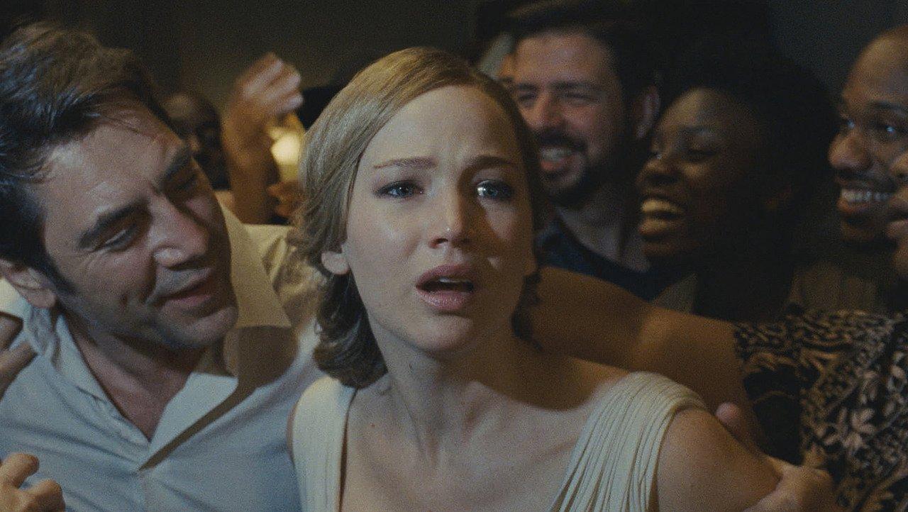 Jennifer Lawrence trong vai người vợ đơn độc trước sự xâm chiếm của nhóm người lạ mặt (ảnh: Internet)