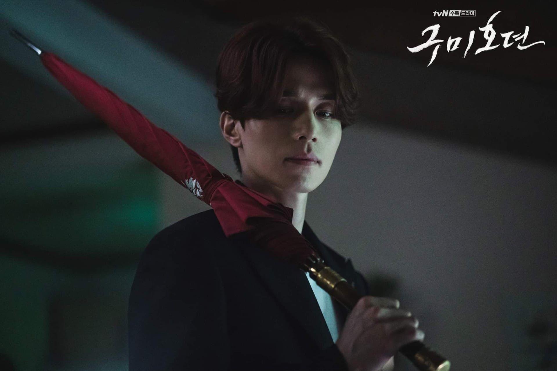 Lee Yeon luôn vác theo ô đỏ (Nguồn: Internet)