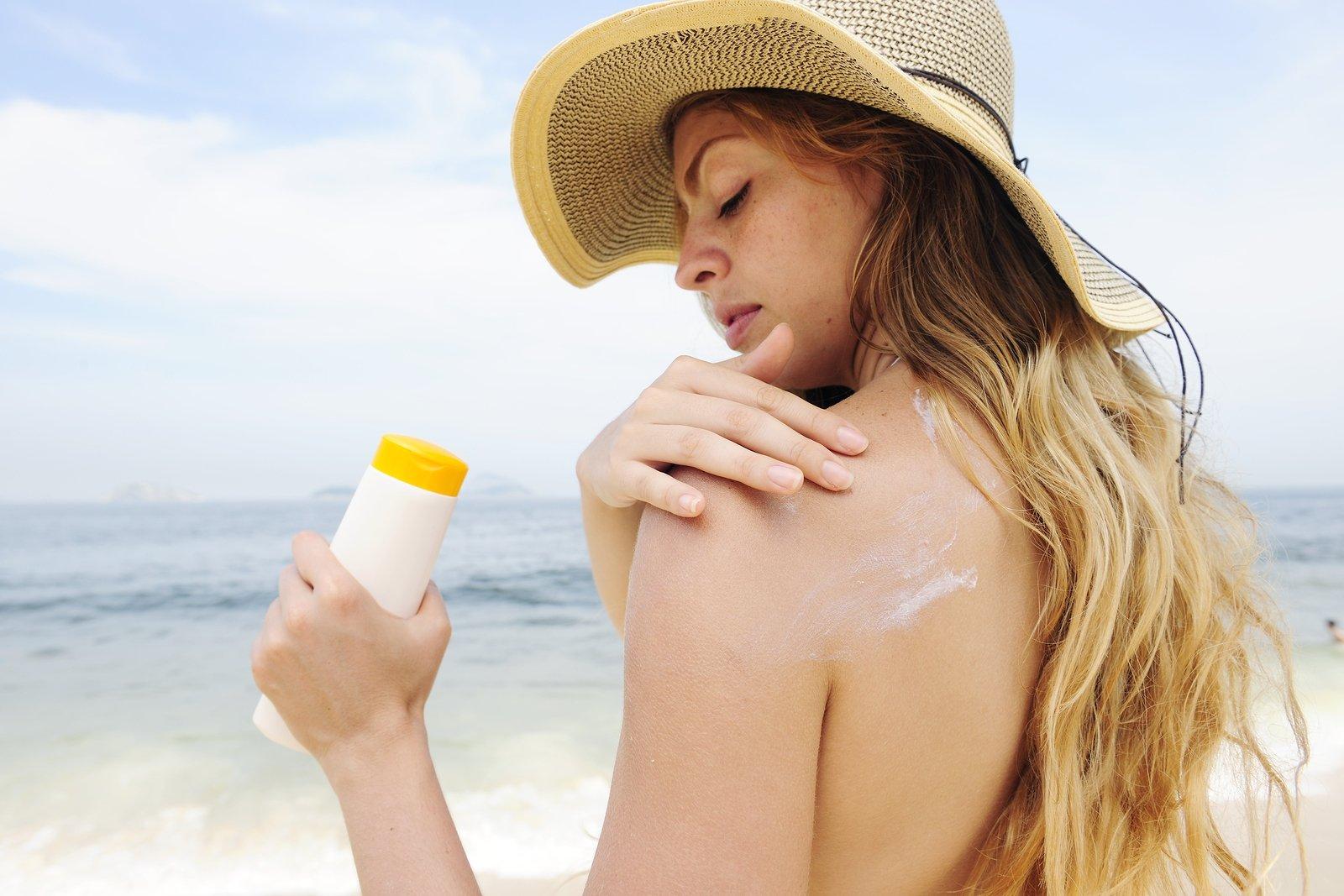 Để bảo vệ da, bạn cần sử dụng kem chống nắng thường xuyên hơn (Ảnh: Internet)