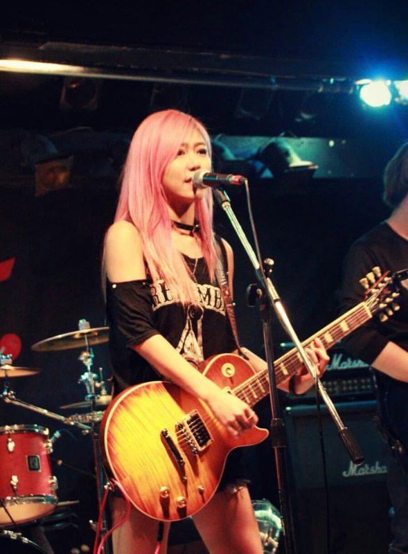 Cô nàng guitarist Song Jia của VINCIT (ảnh: interntet)