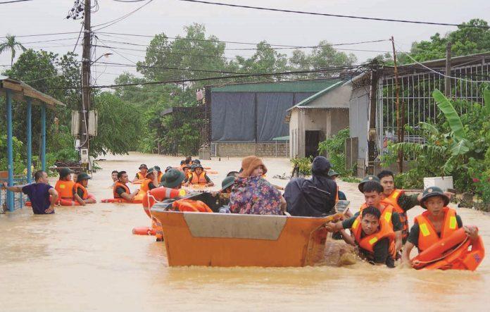 Rất nhiều cá nhân, tập thể đã nhanh chóng quyên góp, ủng hộ người dân miền Trung đang gặp khó khăn. (Ảnh: Internet)