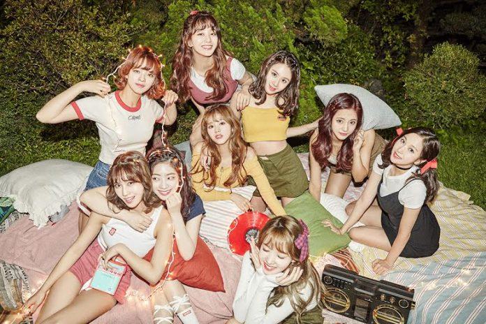 TWICE giữ vị trí số 1 trên cả hai bảng xếp hạng "Billboard World" khi debut (ảnh: internet)