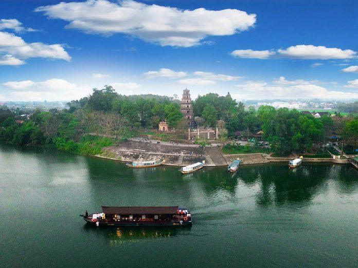 Vẻ đẹp cổ kính của ngôi chùa Thiên Mụ bên dòng sông Hương thơ mộng, trữ tình (nguồn: Internet )