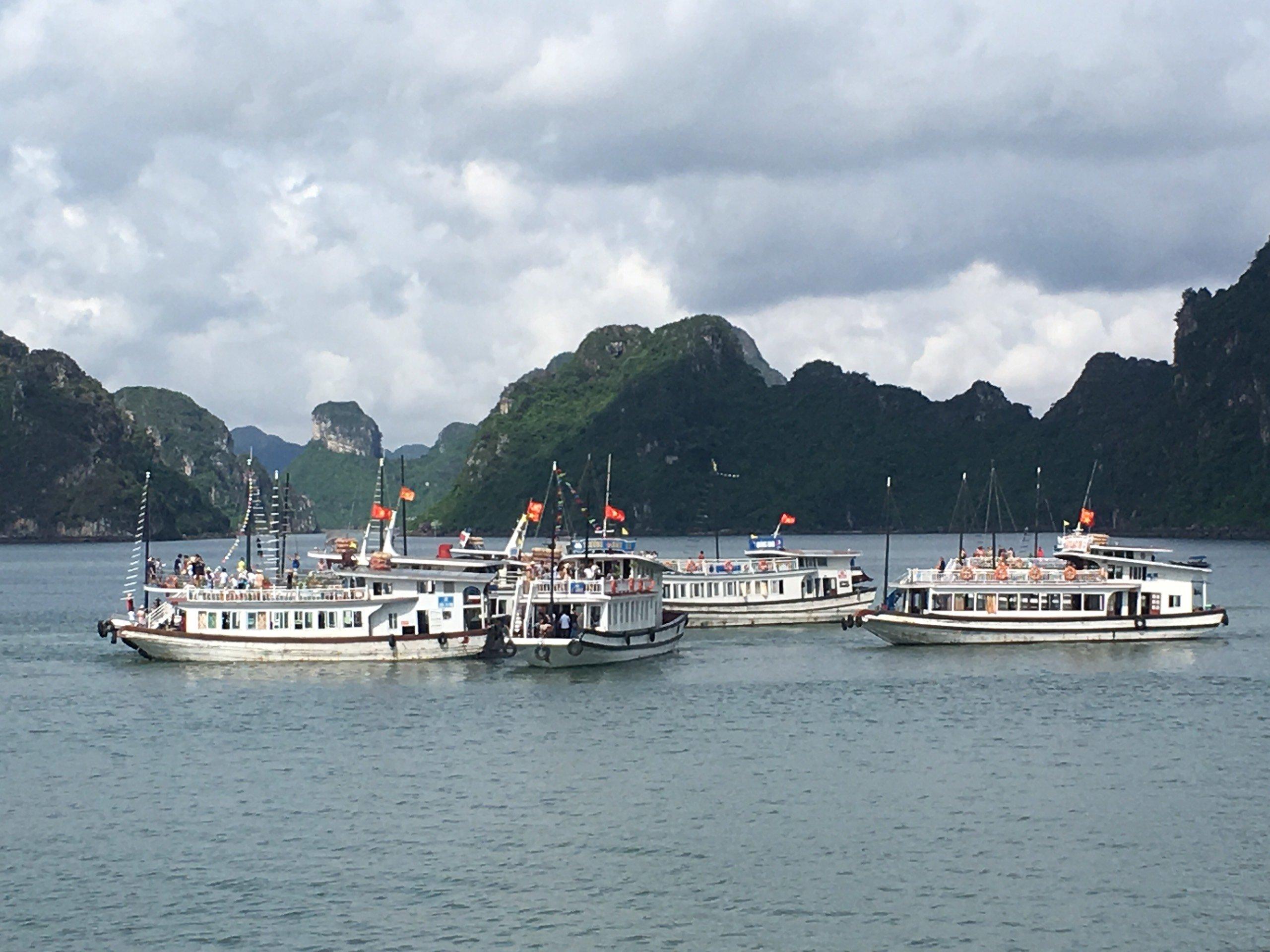 Tàu gỗ tham quan trên vịnh Hạ Long ( nguồn: BlogAnChoi )