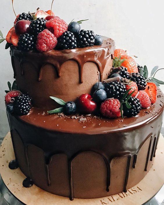 Bánh sinh nhật phủ chocolate với trái cây tươi khiến ai cũng thích (Ảnh: internet)