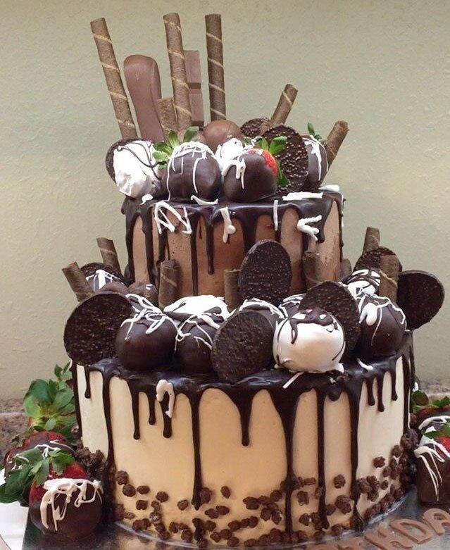Bánh sinh nhật với chocolate với bánh quy nhìn là muốn ăn (Ảnh: internet)