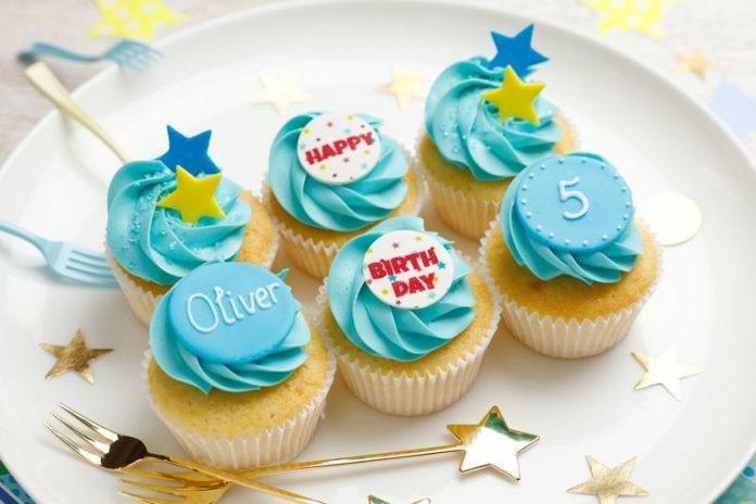 Bánh sinh nhật cupcake màu xanh nhìn cực thích mắt (Ảnh: internet)