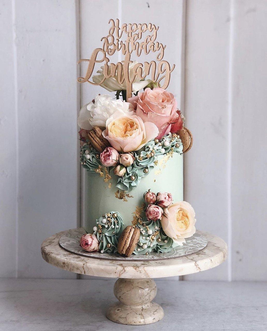 Bánh sinh nhật với hoa tươi cùng bánh macaron cực đẹp (Ảnh: internet)