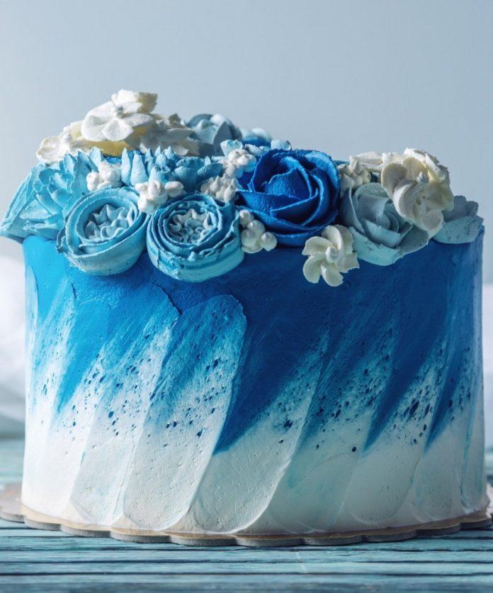 Bánh sinh nhật có màu xanh thật thích mắt (Ảnh: internet)