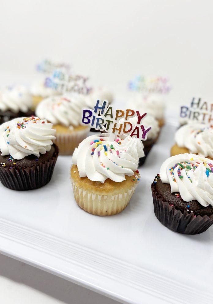 Bánh sinh nhật cupcake với kem tươi (Ảnh: internet)