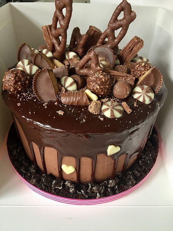 Bánh sinh nhật với đủ loại chocolate (Ảnh: internet)