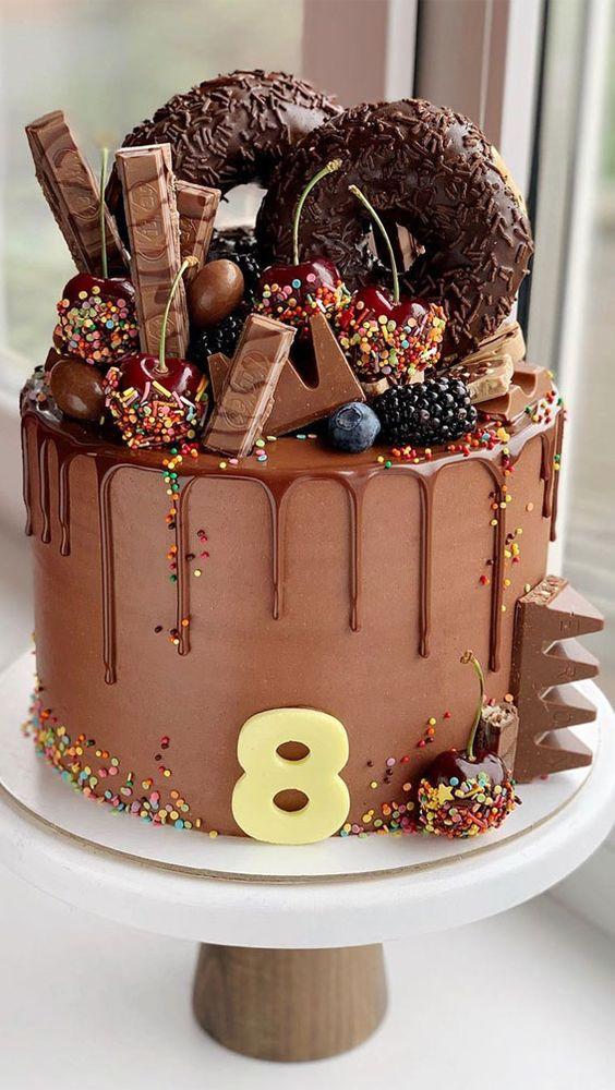 Bánh sinh nhật chocolate cùng với bánh macaron (Ảnh: internet)