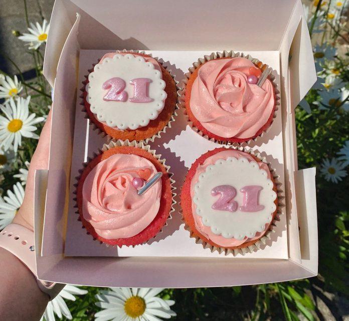 Một hộp bánh sinh nhật cupcake tuyệt vời cho tuổi 21 (Ảnh: internet)