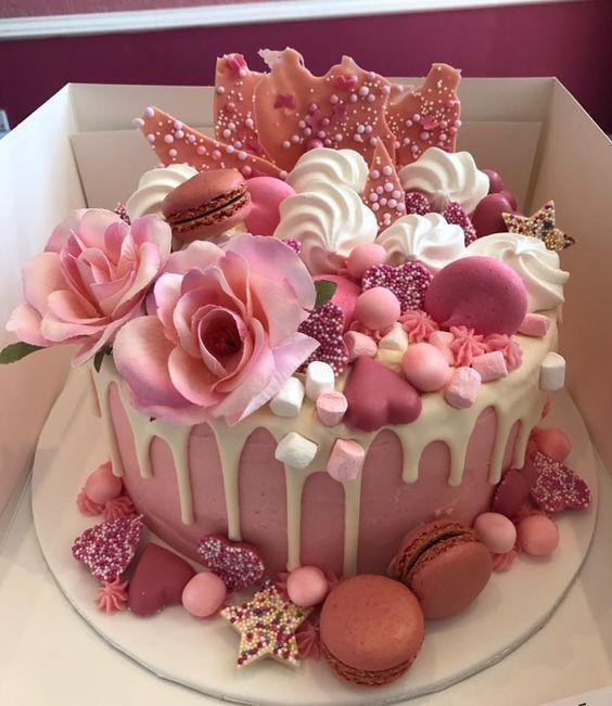 Bánh sinh nhật cùng những chiếc bánh và hoa (Ảnh: internet)