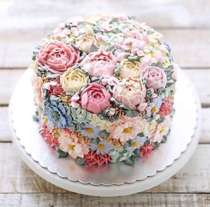 Bánh sinh nhật trang trí bằng hoa với đủ màu sắc (Ảnh: internet)