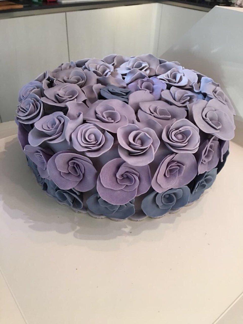 Bánh sinh nhật trang trí bằng hoa màu tím cực xinh (Ảnh: internet)