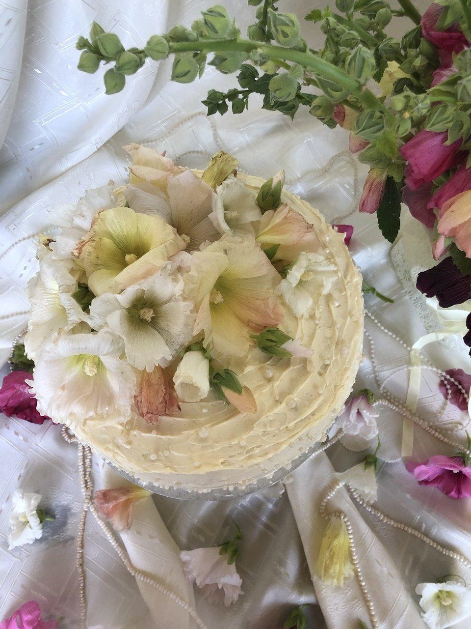 Bánh sinh nhật trang trí bằng hoa cực trang nhã (Ảnh: internet)