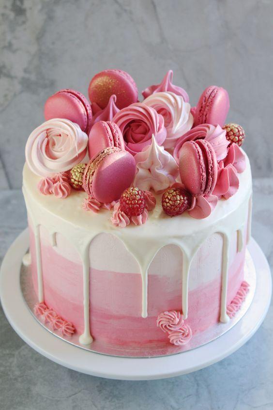 Bánh sinh nhật cùng chiếc bánh macaron hồng ngọt ngào (Ảnh: internet)