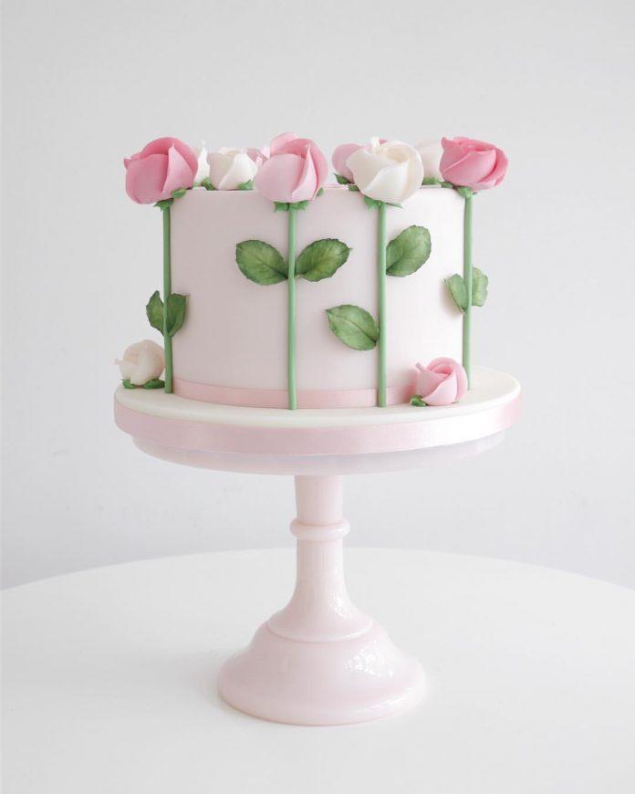 Bánh sinh nhật với cả vườn hoa hồng cực xinh (Ảnh: internet)