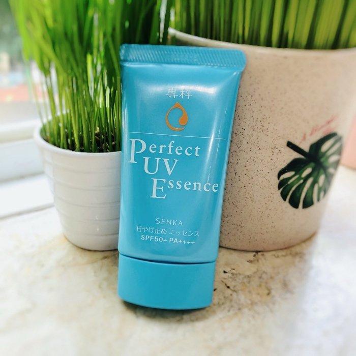 Bao bì, thiết kế Senka Perfect UV Essence, màu xanh dương chủ đạo mang cảm giác mát mẻ. ( Nguồn: internet)