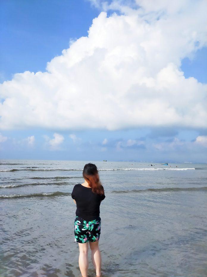 Bãi biển Long Hải khá yên bình, dù sáng chủ nhật nhưng khá vắng người chứ không đông đúc như bãi biển ở Vũng Tàu (ảnh: BlogAnChoi)