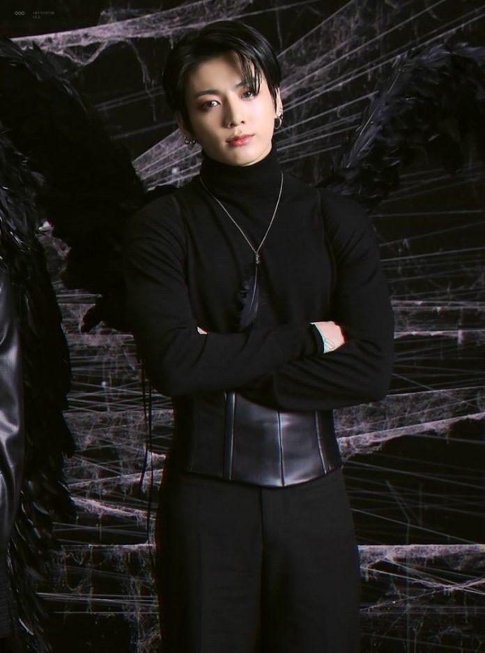 Jungkook mặc trang phục đen cực mê hồn (Ảnh: Internet)
