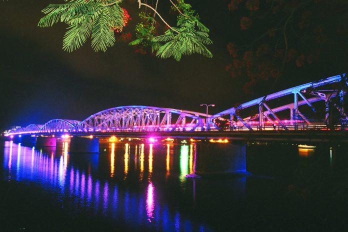 Cầu Tràng Tiền lung linh ánh đèn về đêm (nguồn: Internet)