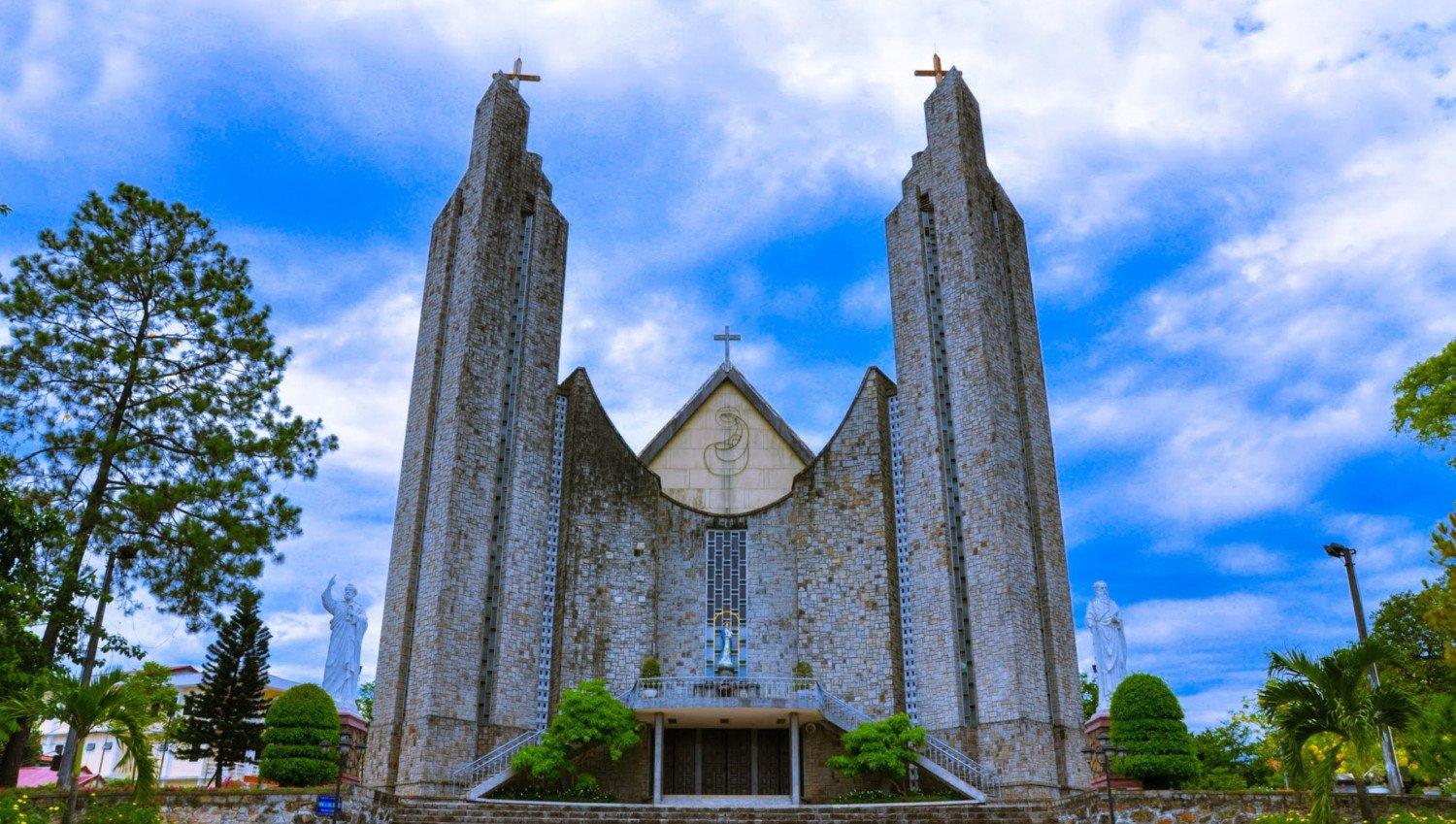 Nhà thờ Phủ Cam (nguồn: Internet)