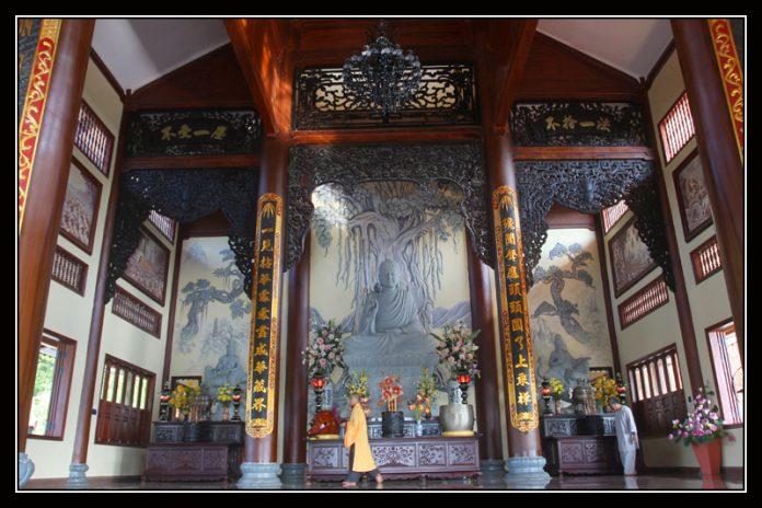 Bên trong khu Chánh điện của Thiền viện Trúc Lâm Bạch Mã (nguồn: Internet)