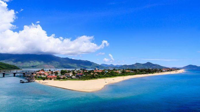 Vẻ đẹp tự nhiên của bãi biển Lăng Cô - Huế (nguồn: Internet)