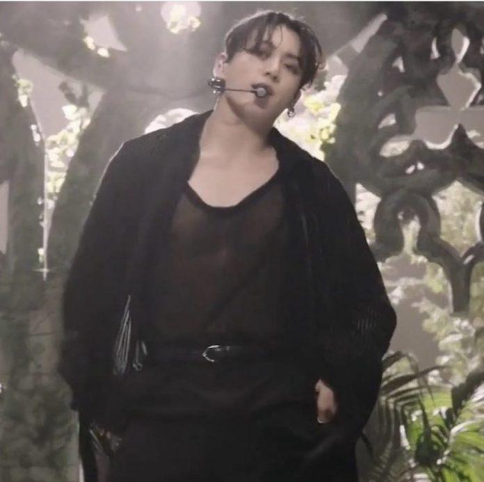 Jungkook quyến rũ khi diễn Black Swan (Ảnh: Internet)