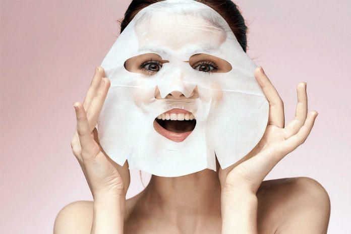 Sử dụng mặt nạ giấy giúp bạn làm dịu da vô cùng hiệu quả (Nguồn: Internet).