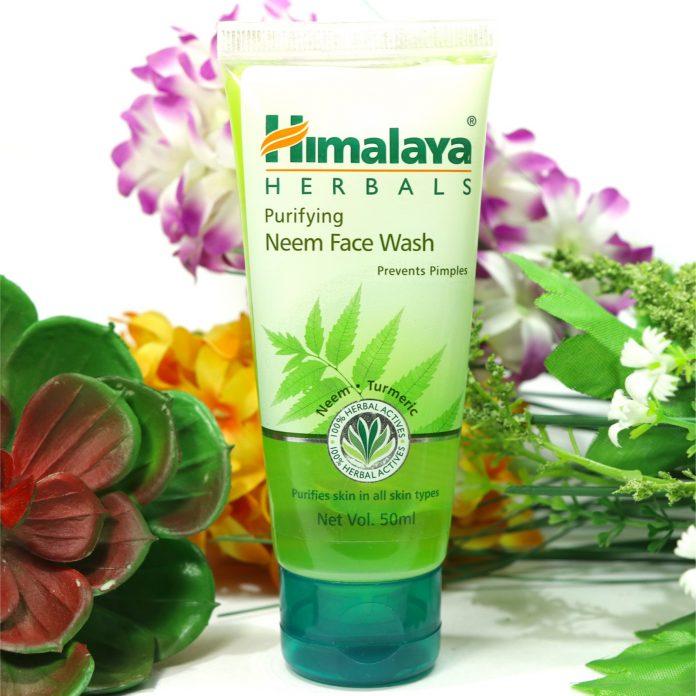 Sữa rửa mặt trị mụn Himalaya Purifying Neem Face Wash được thiết kế với 2 màu xanh trắng theo màu của lá Neem (Nguồn: Internet)