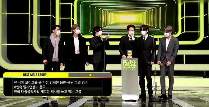 Các nghệ sĩ Hàn Quốc đeo khẩu trang lên phát biểu tại lễ trao giải âm nhạc cuối năm. (Nguồn: Internet)