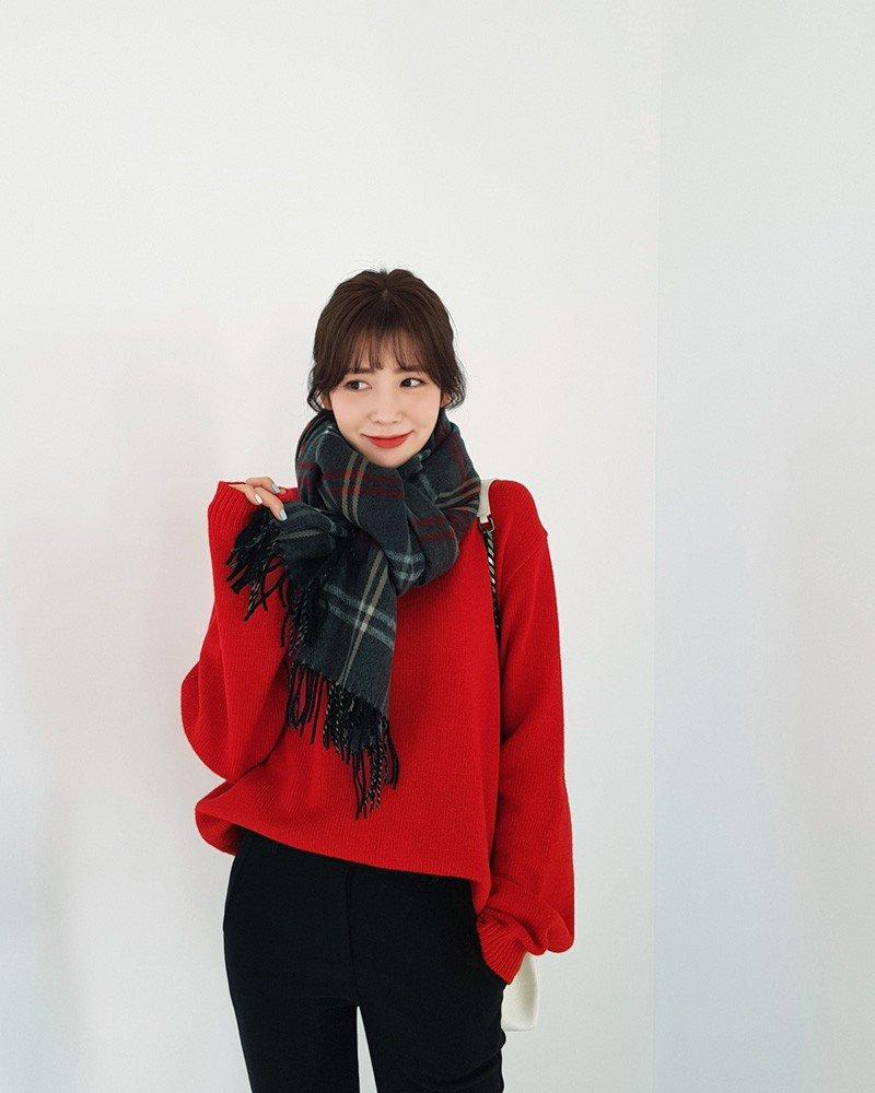 Áo len đỏ cùng khăn len ấm áp (Nguồn: Internet)