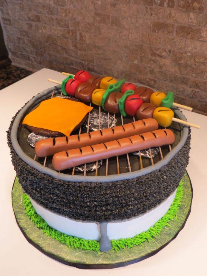 Bánh sinh nhật với bữa tiệc BBQ (Ảnh: internet)