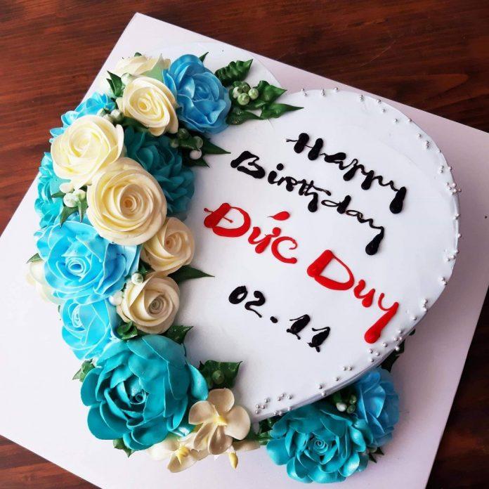 Bánh sinh nhật với dải hoa xanh cực đẹp (Ảnh: internet)