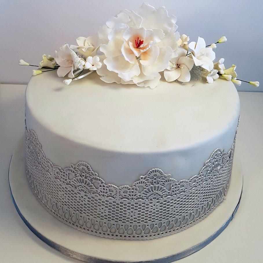 Bánh sinh nhật màu trắng trang trí hoa đơn giản ( Ảnh: internet)