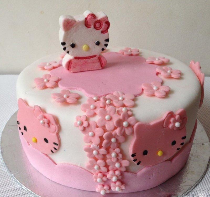 Bánh kem sinh nhật cho các bé gái thích mèo Hello Kitty (Ảnh: internet)