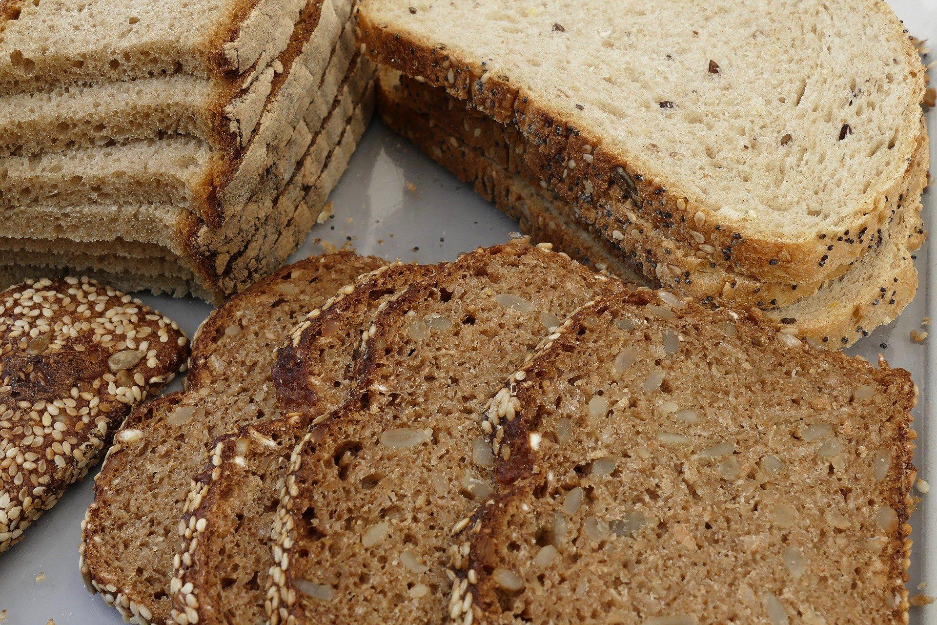 Bánh mì nguyên hạt cung cấp nguyên liệu tạo cơ bắp (Nguồn: Internet)