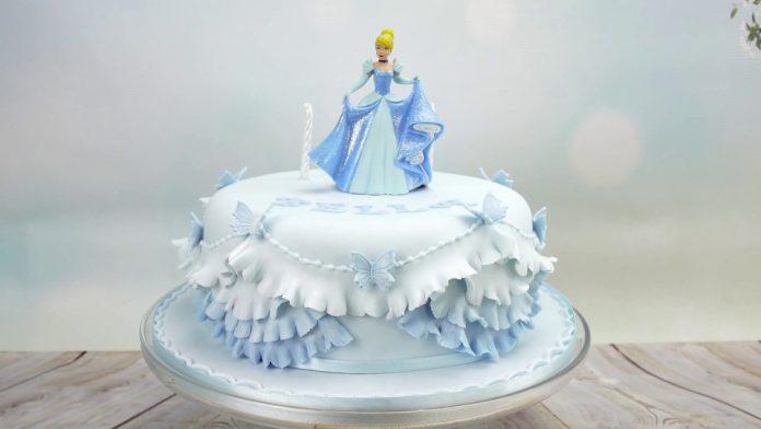 Bánh sinh nhật màu xanh cùng nàng công chúa Disney xinh đẹp (Ảnh: internet)