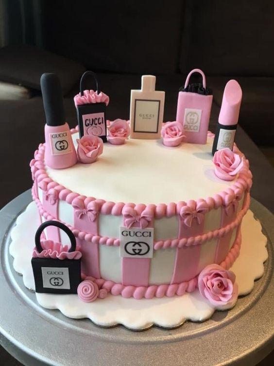 Bánh sinh nhật cho team mê Gucci (Ảnh: internet)