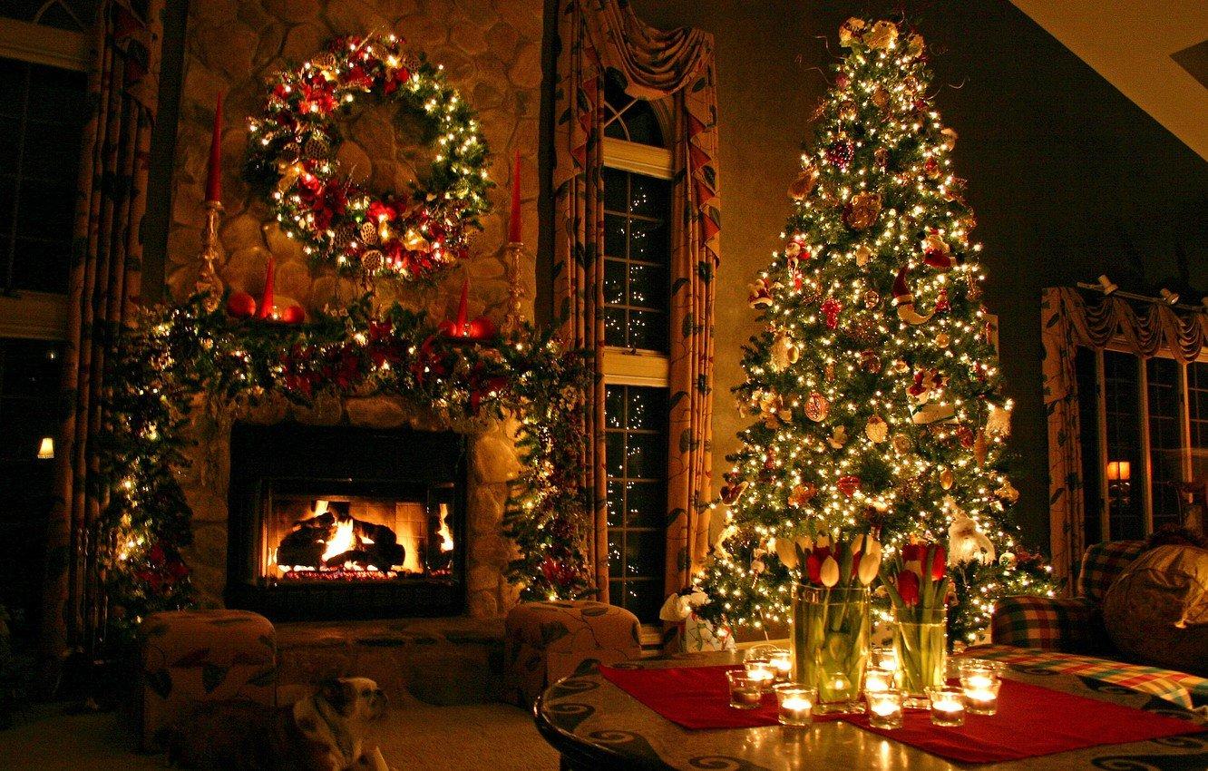 Hình ảnh cây thông Noel bên lò sưởi ( Ảnh: Internet)