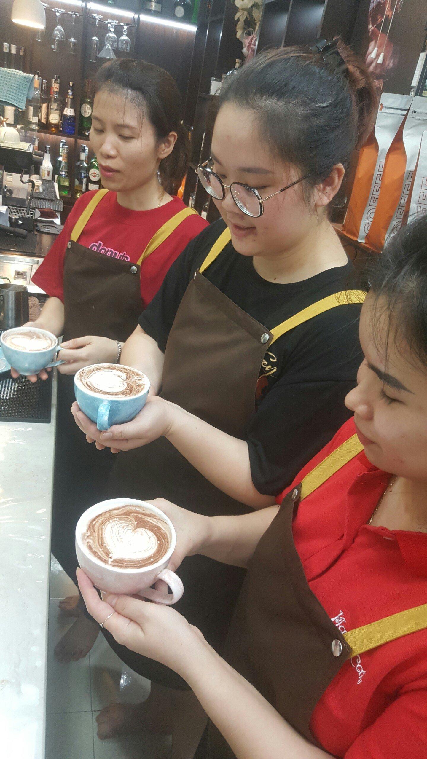 Học viên được thực hành đổ hình latte art ngay từ 1 - 2 buổi đầu tiên.