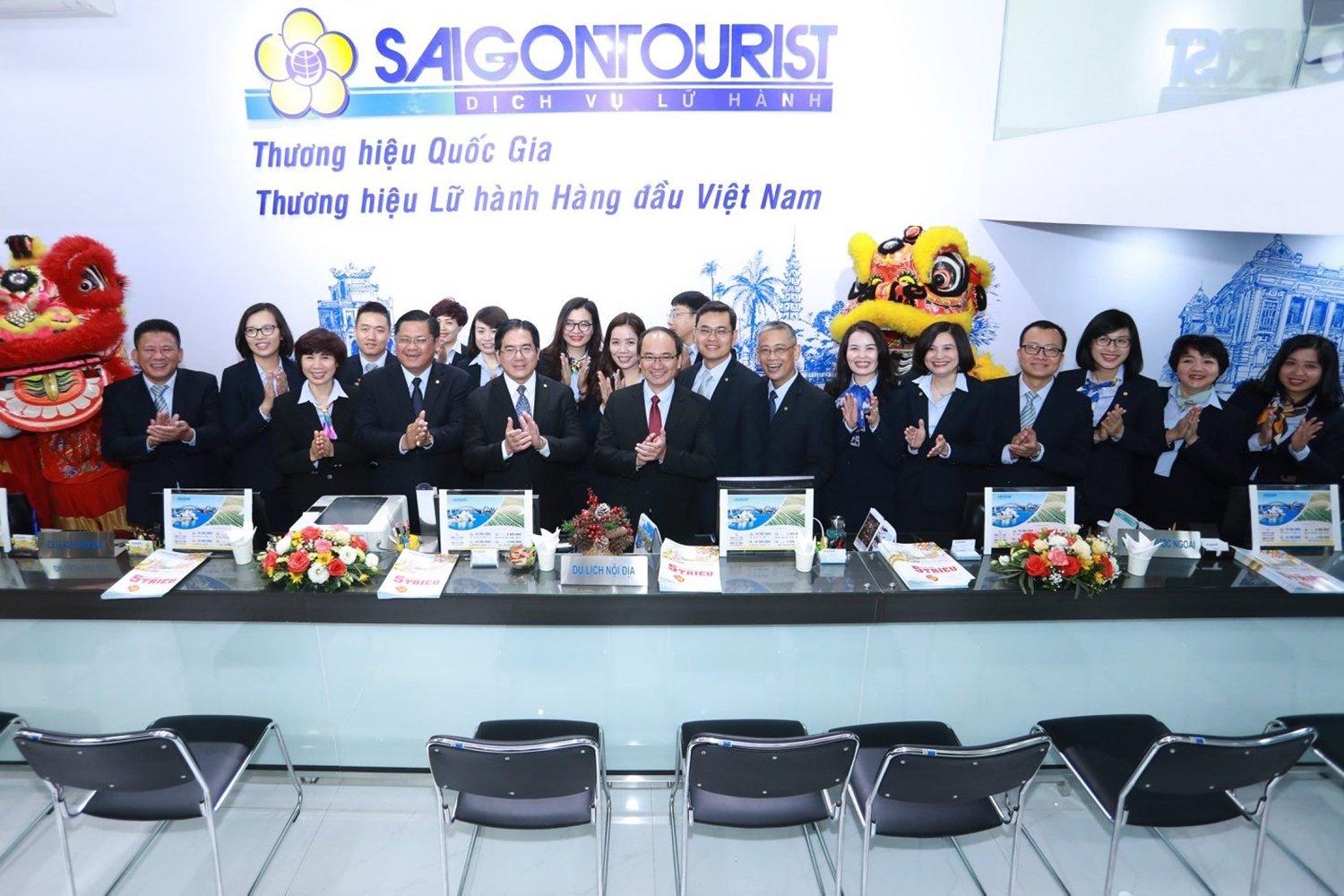 Hình ảnh các thầy cô và học viên tại Trường trung cấp Du lịch và Khách sạn Saigontourist. (Nguồn: Internet)