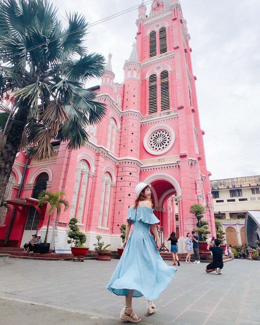 Muôn góc sống ảo tại nhà thờ màu hồng Tân Định. (Ảnh: internet)