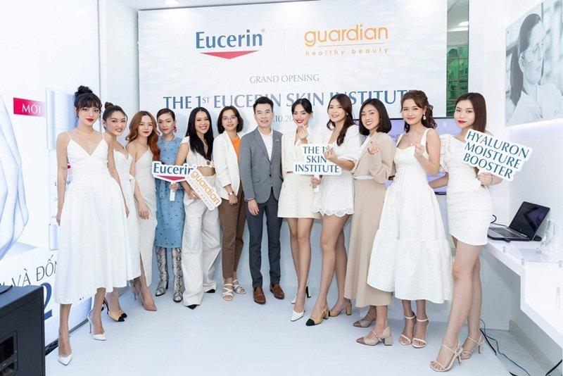 Các beauty blogger Việt đi khai trương Viện chăm sóc da Eucerin ở quận 1. (Nguồn: Internet)