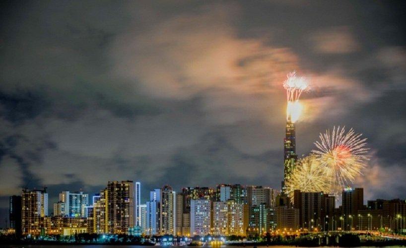 Landmark 81 mờ ảo trong pháo hoa (Nguồn: Internet)