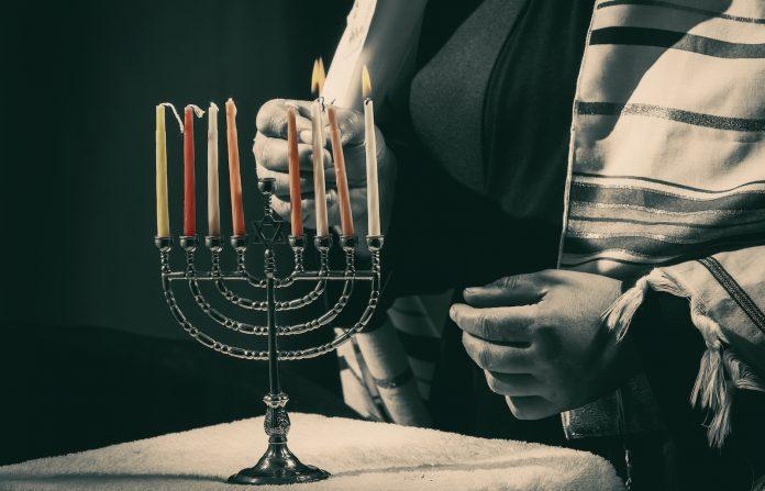Người Do Thái kỷ niệm ngày lễ Hanukkah theo cách của Hilmel. (Ảnh: Internet)